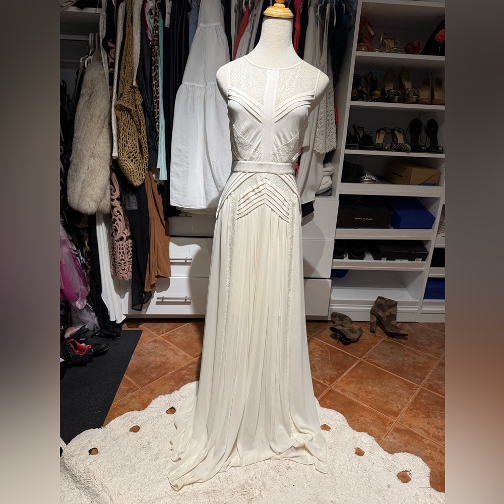 BCBGMaxAzria Cream Sleeveless V-Neck Bridal Gown